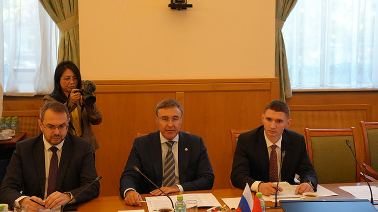 Bộ trưởng Khoa học và Giáo dục đại học Liên bang Nga Valery Falkov (giữa) phát biểu tại cuộc gặp. (Ảnh: XUÂN HƯNG)