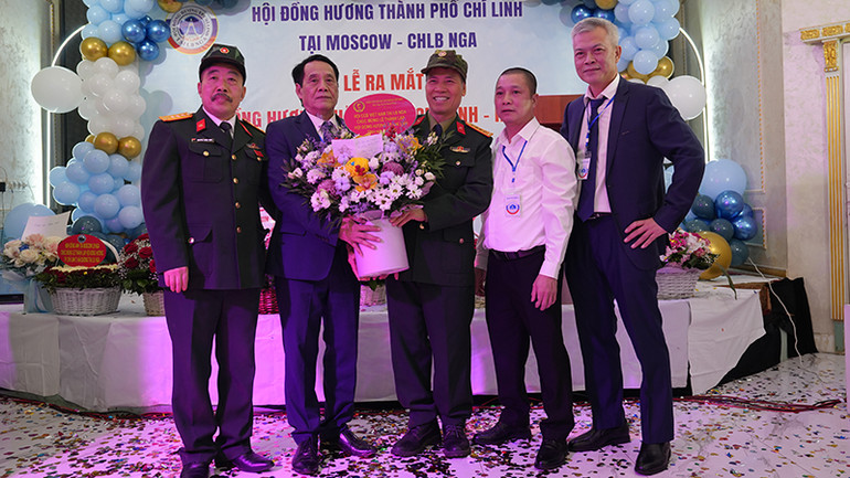 Đại diện Hội cựu chiến binh Việt Nam tại Liên bang Nga tặng hoa chúc mừng Hội đồng hương Chí Linh.