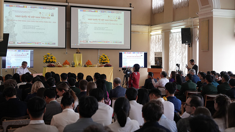 Ông Đào Đại Hải, Trưởng ban Dự án Ngày Quốc Tổ Việt Nam toàn cầu tại Saint Petersburg phát biểu. (Ảnh: XUÂN HƯNG)