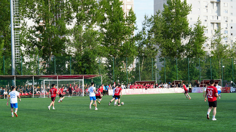 Trận đấu khai mạc giữa FC Friends và FC Phương Đông.