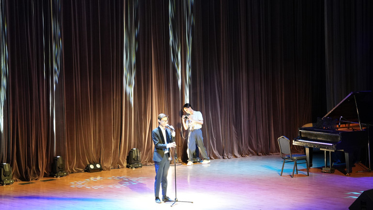 Tiết mục biểu diễn "Bèo dạt mây trôi" tại Đêm văn nghệ của sinh viên Việt Nam tại MGIMO Trần Mai Tuấn Phong được đông đảo bạn trẻ Việt Nam và Nga yêu thích.