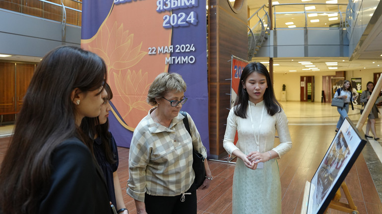 Triển lãm ảnh về Hội nghị Geneve tại sảnh chính Đại học Quan hệ quốc tế quốc gia Moskva.