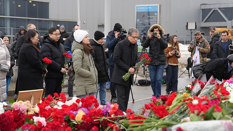 Đại sứ Đặng Minh Khôi đặt hoa tưởng niệm các nạn nhân. (Ảnh: XUÂN HƯNG)