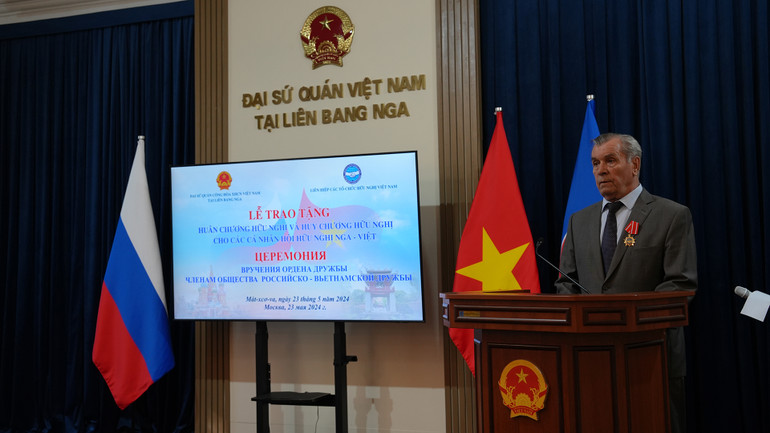 Ông Vladimir Ruvimov chia sẻ những ký ức về Việt Nam. (Ảnh: XUÂN HƯNG)