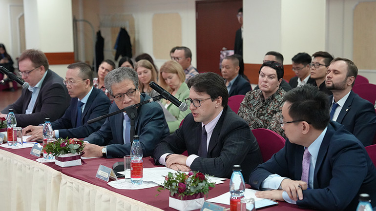 Phó Vụ trưởng Luật pháp Ngân hàng Trung ương Nga Borishenko Andrei phát biểu tại Hội thảo. (Ảnh: XUÂN HƯNG)