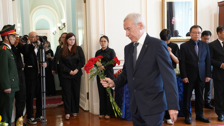 Ông Andrey Klimov, Phó Chủ tịch Ủy ban Đối ngoại Thượng viện, Chủ tịch Ủy ban Đối ngoại Hội đồng toàn thể Đảng "Nước Nga Thống nhất" viếng Tổng Bí thư Nguyễn Phú Trọng. Ông Andrey Klimov, Phó Chủ tịch Ủy ban Đối ngoại Thượng viện, Chủ tịch Ủy ban Đối ngoại Hội đồng toàn thể Đảng "Nước Nga Thống nhất" viếng Tổng Bí thư Nguyễn Phú Trọng.