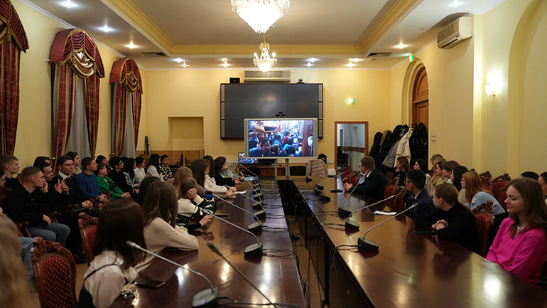 Các bạn trẻ Nga xem các phong tục đón Tết Nguyên đán ở Việt Nam. (Ảnh: XUÂN HƯNG) Các bạn trẻ Nga xem các phong tục đón Tết Nguyên đán ở Việt Nam. (Ảnh: XUÂN HƯNG)