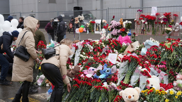 Người dân Nga tưởng niệm các nạn nhân vào Ngày Quốc tang 24/3. (Ảnh: XUÂN HƯNG)