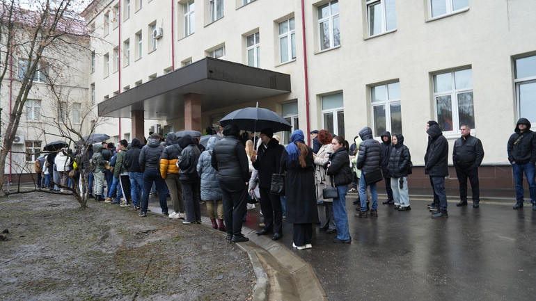 Người dân Moskva xếp hàng tại một trung tâm y tế chờ hiến máu. Ảnh: XUÂN HƯNG