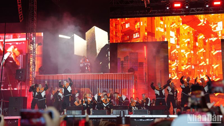 Lễ khai mạc vòng chung kết cuộc thi diễn ra hết sức sôi động tại thành phố Stavropol. (Ảnh: XUÂN HƯNG)