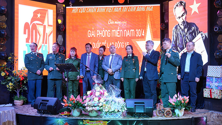 Các chiến binh và khách mời cùng nhau hát những bài hát ca ngợi quê hương, đất nước. (Ảnh: XUÂN HƯNG)