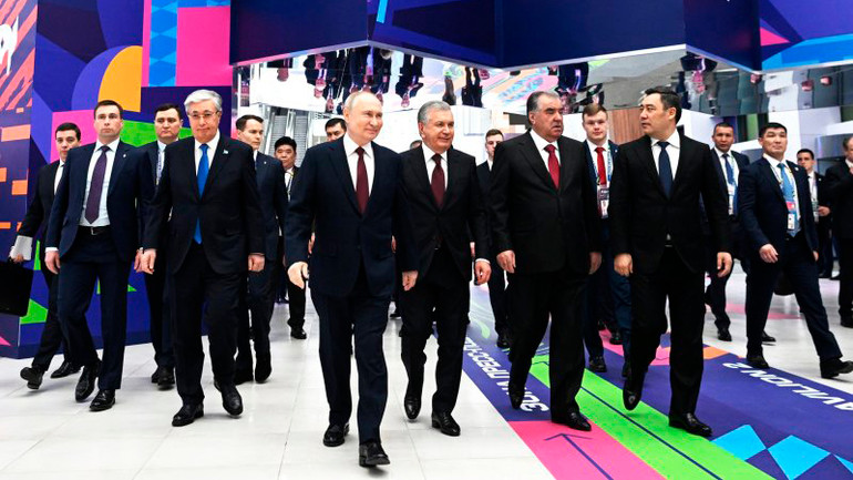 Tổng thống Putin và lãnh đạo các nước trước khi bắt đầu lễ khai mạc sự kiện. (Ảnh: RIA Novosti)