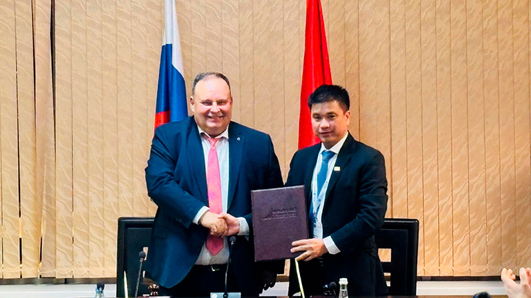 Lễ ký Quy chế Hiệp hội khối đại học kinh tế Nga-Việt. (Ảnh: XUÂN HƯNG)