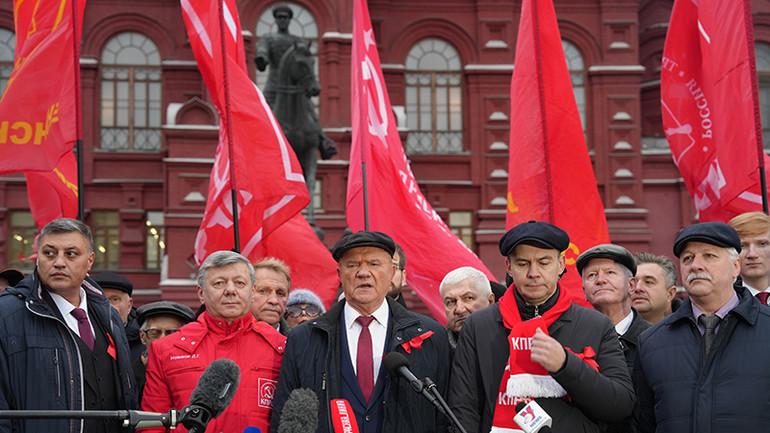 Chủ tịch Đảng Cộng sản Liên bang Nga Genady Zyuganov trả lời báo chí nhân 107 năm Cách mạng Tháng Mười Nga vĩ đại.