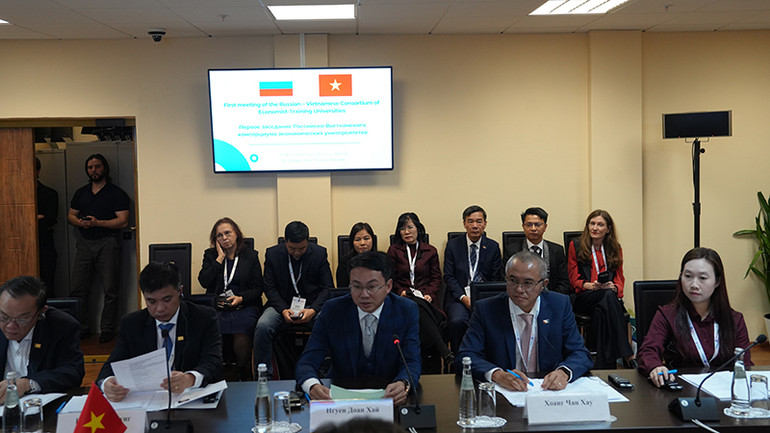 Đại diện Đại sứ quán Việt Nam tại Liên bang Nga tham dự Phiên họp. (Ảnh: XUÂN HƯNG)