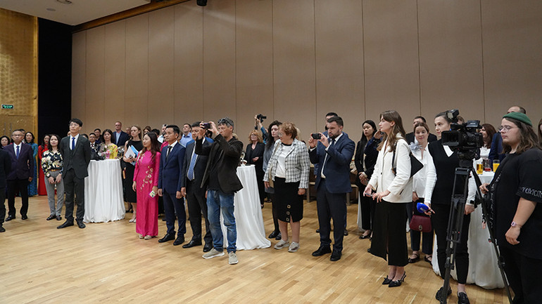 Các đại biểu và bà con cộng đồng dự lễ kỷ niệm.