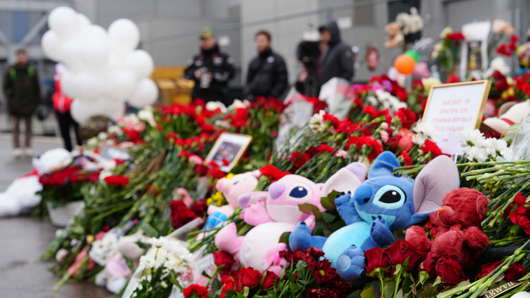 Nơi tưởng niệm các nạn nhân trong vụ tấn công khủng bố ở ngoại ô Moskva hôm 22/3. (Ảnh: XUÂN HƯNG)