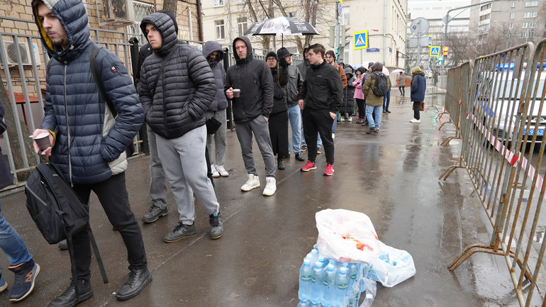 Nước uống, thực phẩm được cung cấp cho người dân Nga tham gia hiến máu cứu nạn nhân của vụ khủng bố. (Ảnh: XUÂN HƯNG)