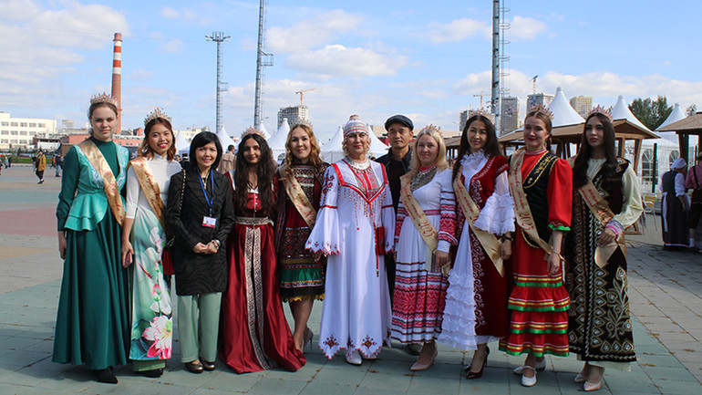 Tổng Lãnh sự Việt Nam tại thành phố Ekaterinburg Nguyễn Mai Hường (thứ 3 bên trái) và đại diện Hội người Việt Nam tại vùng Sverdlovsk tham dự sự kiện.