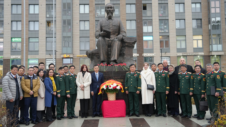Dâng hoa tại Tượng đài Chủ tịch Hồ Chí Minh ở thành phố Saint Petersburg. (Ảnh: XUÂN HƯNG)