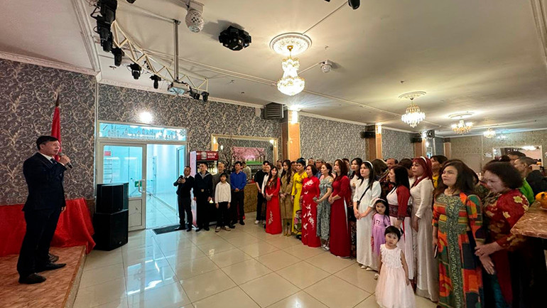 Tổng Lãnh sự Việt Nam tại Vladivostok Nguyễn Đăng Hiền phát biểu tại cuộc gặp mặt.