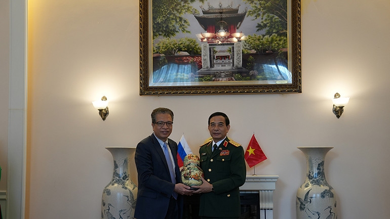 Đại sứ Đặng Minh Khôi trao tặng quà lưu niệm Đại tướng Phan Văn Giang. (Ảnh: XUÂN HƯNG)