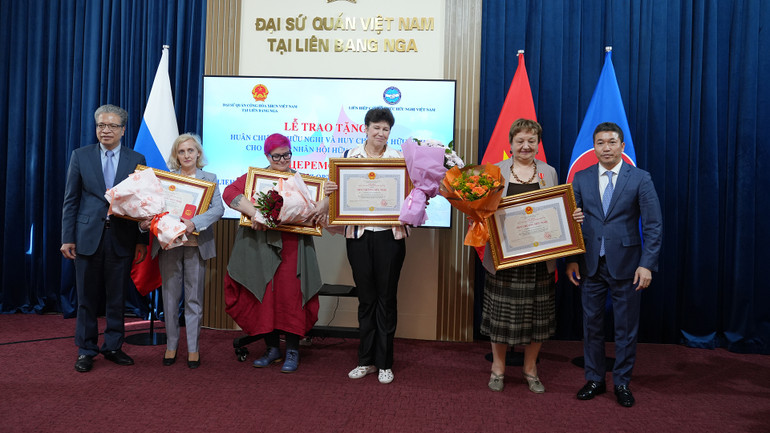 Trao tặng Huy chương Hữu nghị. (Ảnh: XUÂN HƯNG)