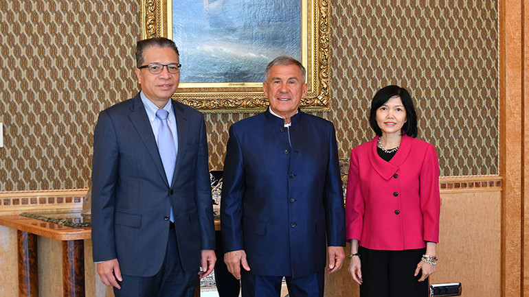 Đại sứ Việt Nam tại Liên bang Nga Đặng Minh Khôi, Người đứng đầu Cộng hòa Tatarstan Rustam Minnikhanov, Tổng lãnh sự Việt Nam tại Ekaterinburg Nguyễn Mai Hương chụp ảnh lưu niệm.