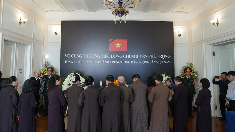 Các phật tử Việt Nam tại Nga viếng Tổng Bí thư Nguyễn Phú Trọng. Các phật tử Việt Nam tại Nga viếng Tổng Bí thư Nguyễn Phú Trọng.