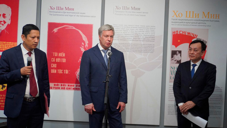 Thống đốc tỉnh Ulyanovsk Aleksey Russkich (giữa) phát biểu.