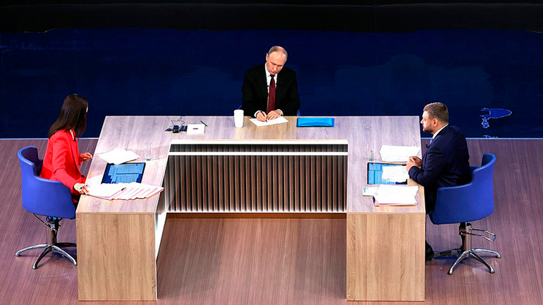 Tổng thống Putin trả lời rất nhiều câu hỏi của người dân Nga và các nhà báo. (Ảnh: KREMLIN.RU)