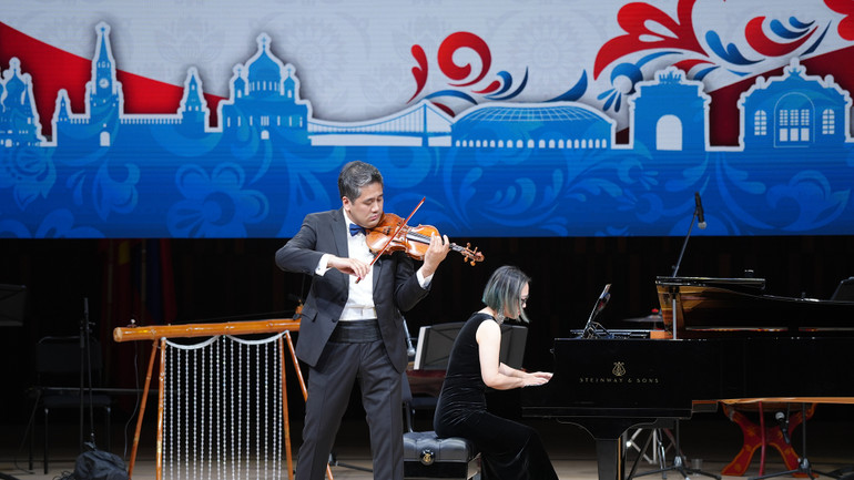 Nghệ sĩ Bùi Công Duy độc tấu Violin.