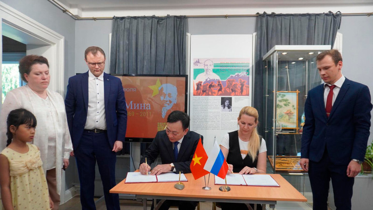 Đại diện Bảo tàng Hồ Chí Minh và Khu Lưu niệm V.I.Lenin tại Ulyanovsk ký Thỏa thuận hợp tác hoạt động khoa học trong lĩnh vực văn hóa, giai đoạn 2024-2026.