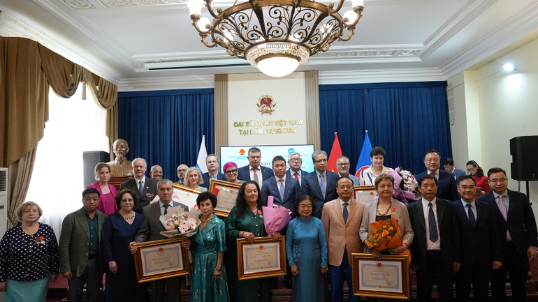 Những người bạn Nga nhận Huân, Huy chương Hữu nghị chụp ảnh lưu niệm. (Ảnh: XUÂN HƯNG)