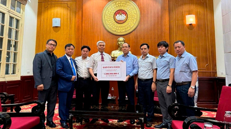 Đại diện Hội người Việt Nam tại Liên bang Nga đã trao 1,5 tỷ đồng tiền quyên góp ủng hộ đồng bào tới Mặt trận Tổ quốc Việt Nam. Đại diện Hội người Việt Nam tại Liên bang Nga đã trao 1,5 tỷ đồng tiền quyên góp ủng hộ đồng bào tới Mặt trận Tổ quốc Việt Nam.