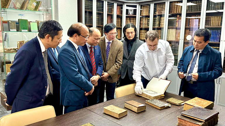 Đoàn công tác thăm Thư viện sách quý của Học viện Tổng thống.