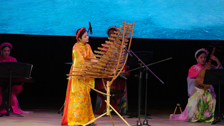 Tốp nhạc dân tộc Học viện Âm nhạc quốc gia Việt Nam biểu diễn.