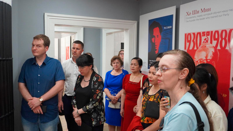 Triển lãm thu hút sự quan tâm của người dân hai nước.