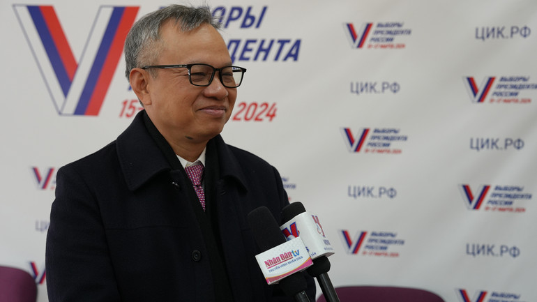 Phó Chủ nhiệm Ủy ban Đối ngoại Quốc hội Việt Nam Nguyễn Mạnh Tiến trả lời phỏng vấn phóng viên Báo Nhân Dân thường trú tại Nga. (Ảnh: XUÂN HƯNG)