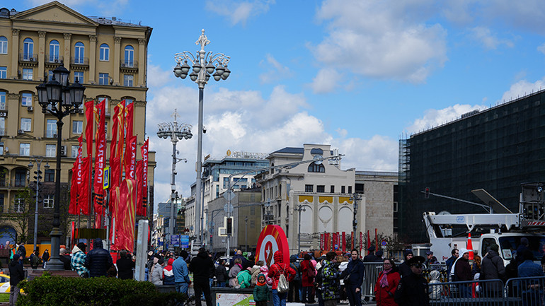Người dân Nga có mặt từ rất sớm để tận mắt các loại vũ khí, khí tài quân sự cơ động vào Quảng Trường Đỏ. (Ảnh: XUÂN HƯNG)
