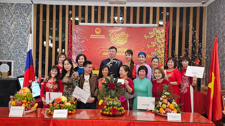 Bà con người Việt Nam tại Vladivostok tham dự chương trình Xuân Quê hương.