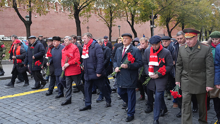 Đoàn đại biểu Đảng Cộng Sản Liên bang Nga tiến vào Quảng Trường Đỏ đặt hoa tại Lăng V.I.Lenin.