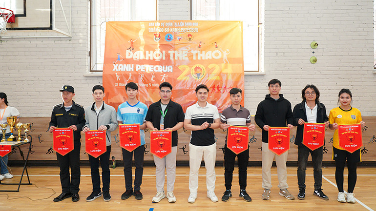 Anh Đỗ Thế Mạnh, Bí thư Đoàn cơ sở Saint Petersburg, Trưởng Ban tổ chức trao cờ lưu niệm cho đại diện các đội tham gia. (Ảnh: XUÂN THÌN)