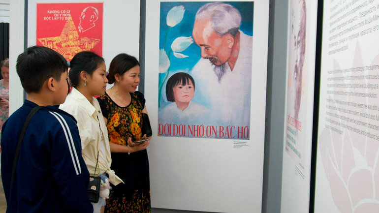 Con em cộng đồng người Việt Nam thế hệ thứ 2, thứ 3 tham quan Triển lãm.