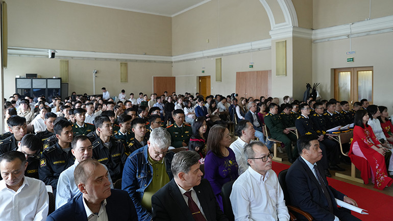 Đông đảo người Việt và Nga tham dự buổi lễ. (Ảnh: XUÂN HƯNG)