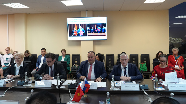 Đại diện các trường đại học kinh tế của Nga tham gia thảo luận tại Phiên họp. (Ảnh: XUÂN HƯNG)