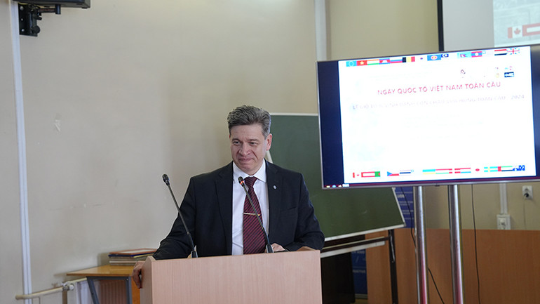 Giáo sư Vladimir Kolotov chia sẻ cảm nhận về Ngày Giỗ Tổ Hùng Vương. (Ảnh: XUÂN HƯNG)