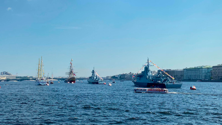 Nhiều chiến hạm hiện đại tham gia sự kiện nhân kỷ niệm 328 năm Ngày Hải quân Nga. (Ảnh: NGUYỄN HOÀNG)