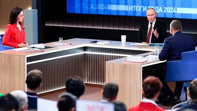 Phóng viên chiến trường của Kênh 1 Dmitry Kulko và nữ MC trình truyền hình Alexandra Suvorova thực hiện chương trình "Tổng kết năm với Vladimir Putin". (Ảnh: KREMLIN.RU)