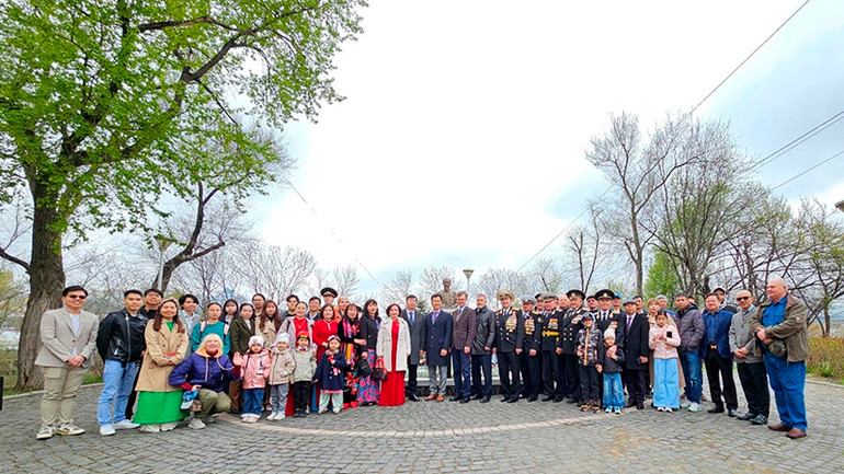 Các đại biểu chụp ảnh lưu niệm tại Tượng đài Chủ tịch Hồ Chí Minh.